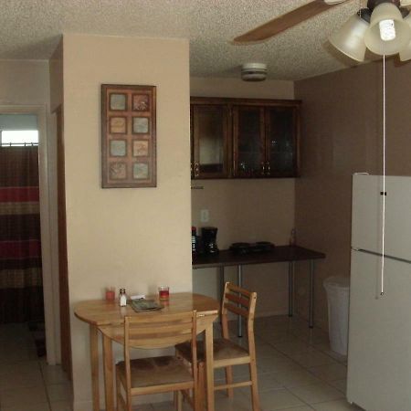 Newly Furnished Large, Clean, Quiet Private Unit Lägenhet Fort Lauderdale Exteriör bild