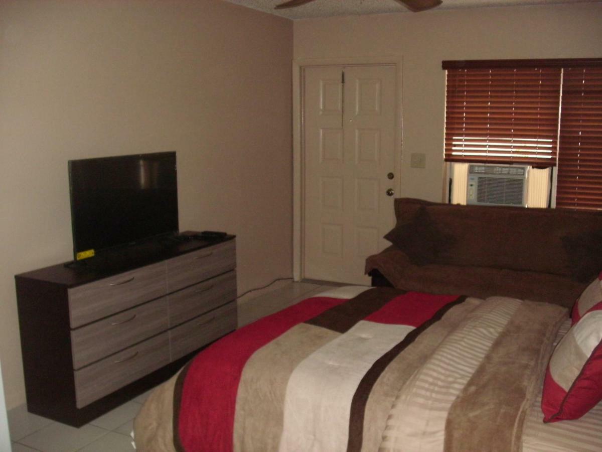 Newly Furnished Large, Clean, Quiet Private Unit Lägenhet Fort Lauderdale Exteriör bild